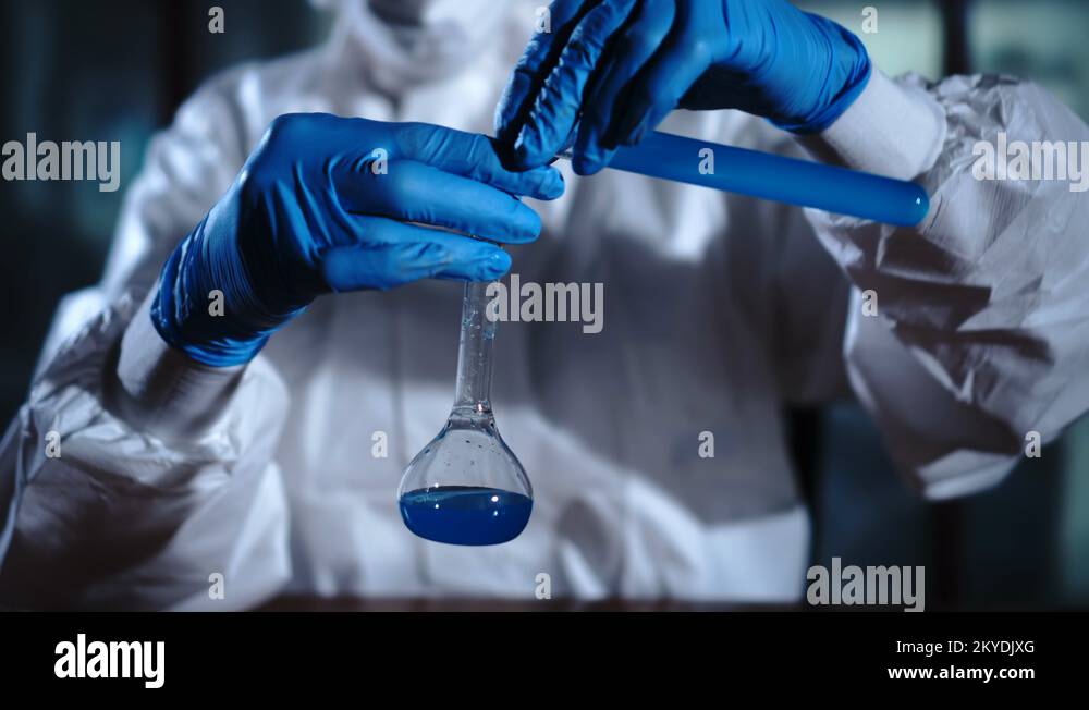 Scientist mixing chemical samples in erlenmeyer flask. Working with chemicals Stock Video