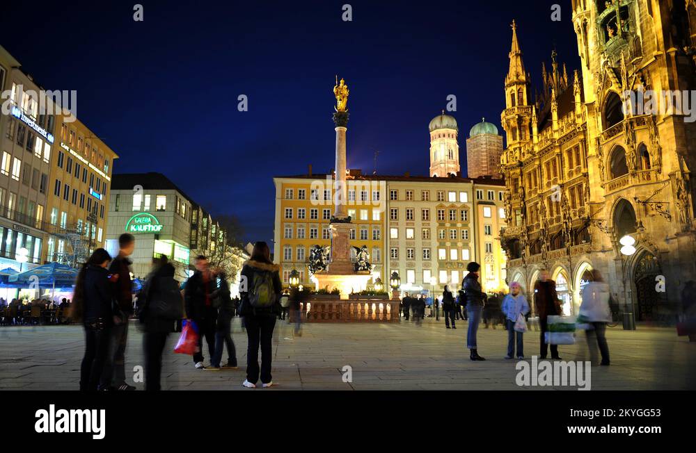 Time Lapse Munich Center People Visit Marienplatz Famous Landmark Dusk