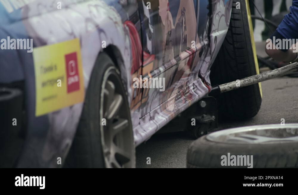 Experienced mechanic changing tires on a race car Stock Video Footage