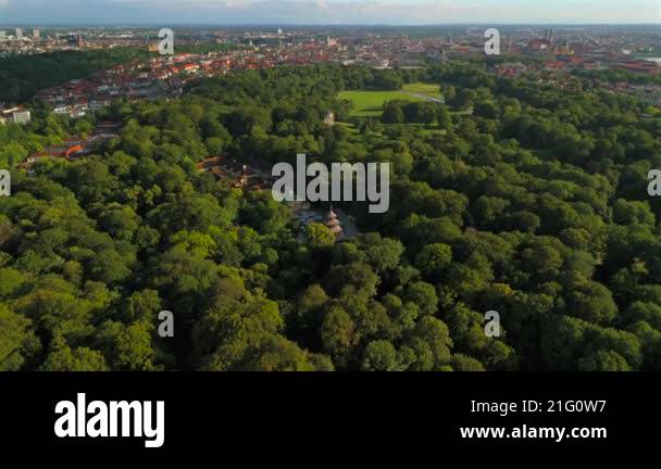 Chinesischer Turm im Englischen Garten Luftaufnahme bei sonnigem