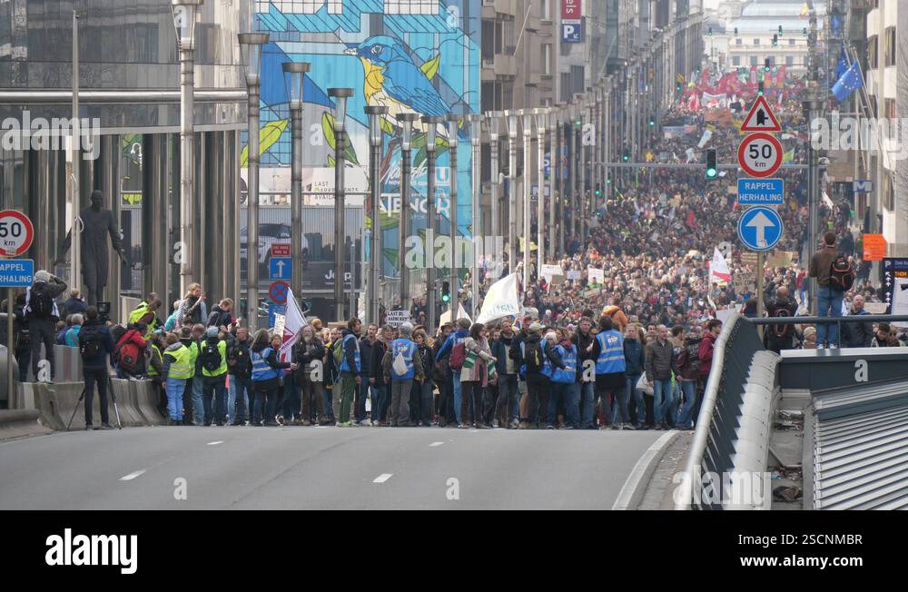 Multi-thousand green huddle supporting ecology ideas in Brussels in ...