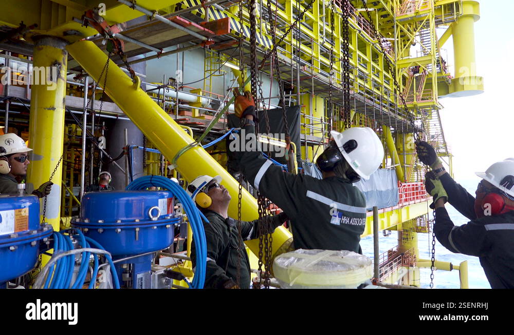 Rigging And Lifting Activities Stock Video Footage - Alamy