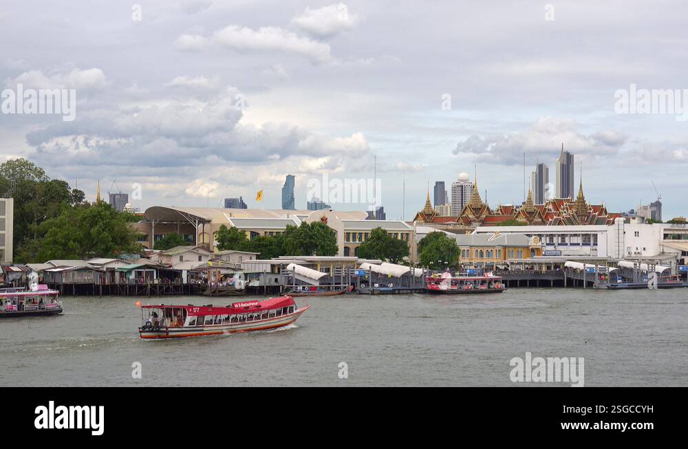 Boat traffic on the Chao Phraya river in the heart of Bangkok Stock ...