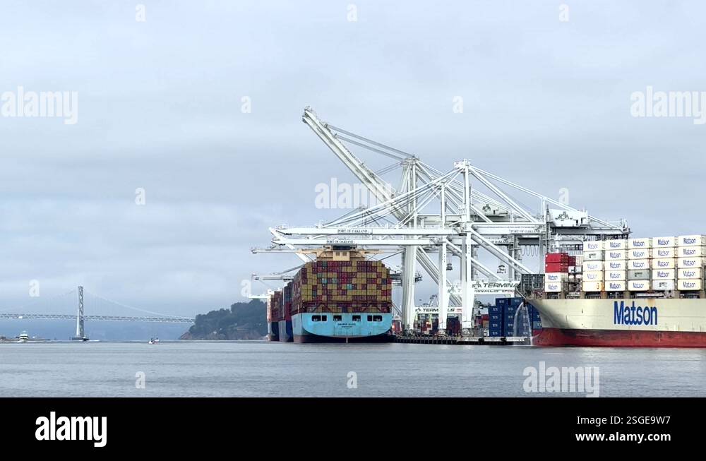 4K HD video of the Port of Oakland, ships loading and unloading Stock ...