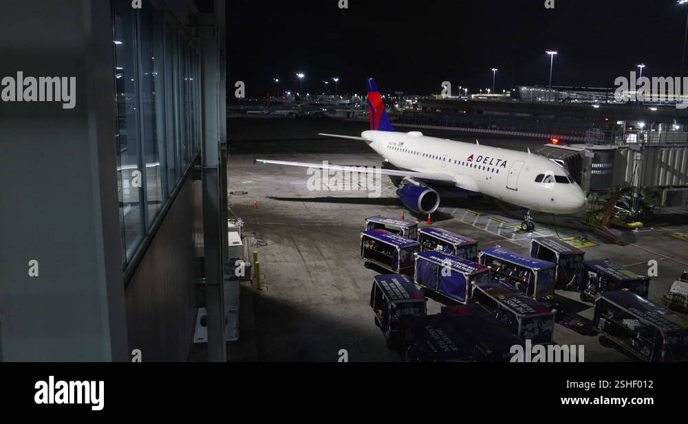 New York City JFK airport late night Delta airline baggage ramp 4K ...