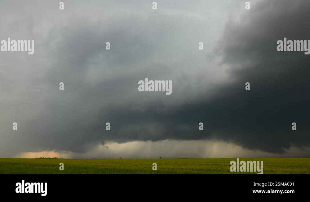Shelf cloud with massive supercell thunderstorm in the Texas panhandle ...