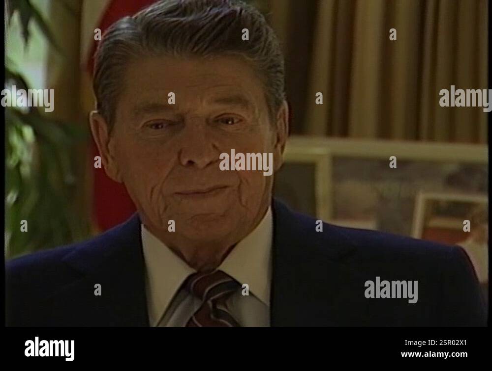 President Ronald Reagan meets Senator Dan Quayle in Oval Office - 1985 ...