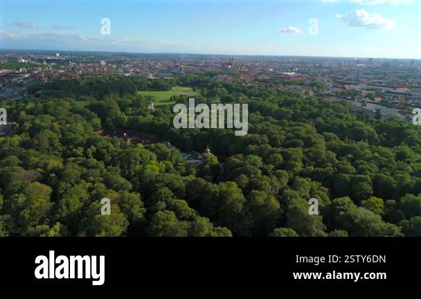 Chinesischer Turm im Englischen Garten Luftaufnahme bei sonnigem