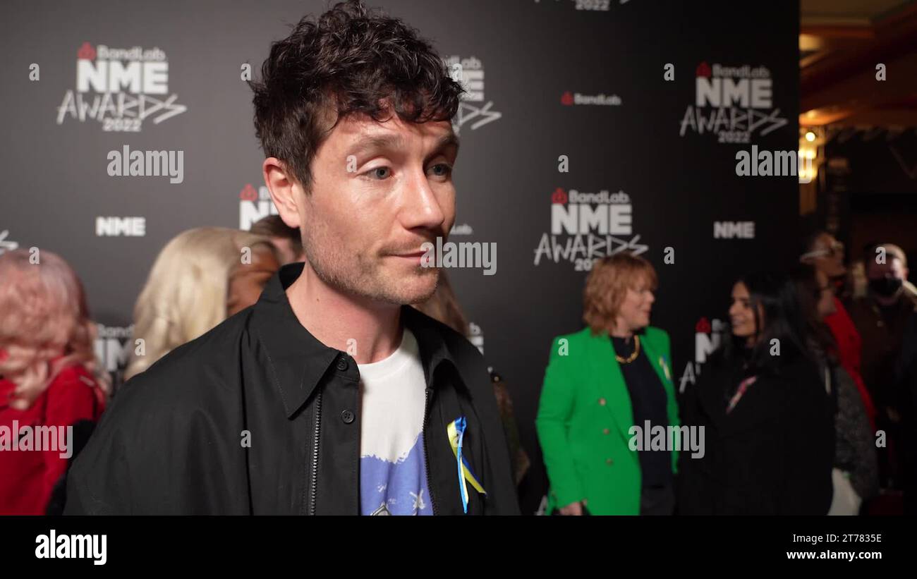 Bastille frontman Dan Smith wears colours of Ukrainian flag on red ...