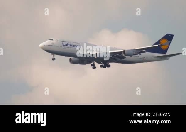 Boeing 747 Lufthansa landing Stock Video Footage - Alamy