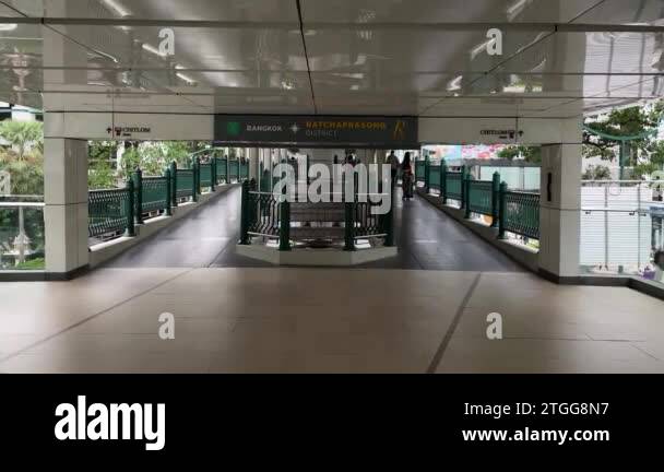 People Walking Ratchaprasong Skywalk Towards Chitlom Bts Station Stock People Walking Ratchaprasong Skywalk Towards Chitlom Bts Station Stock