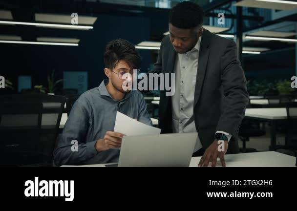 Explaining help Stock Videos & Footage - HD and 4K Video Clips - Alamy