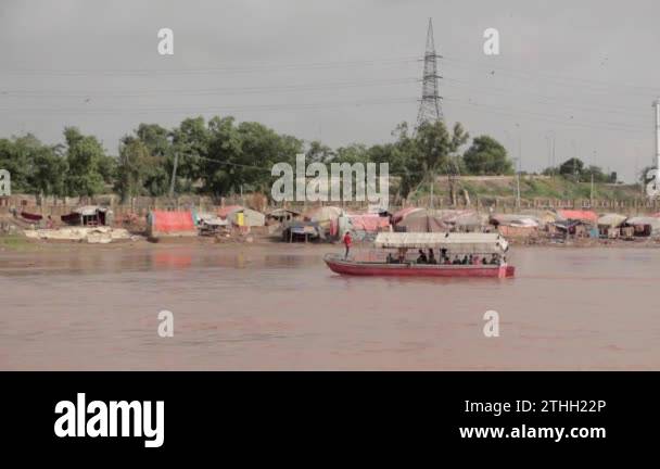 The Ravi Slum A Boat Carrying Village People On The River Ravi In Pakistan, Slums In ...