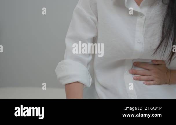 stomach ache. Asian women have abdominal pain, indigestion, gastritis