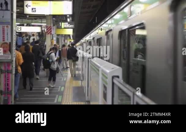 Жапон әйелдері метрода видео