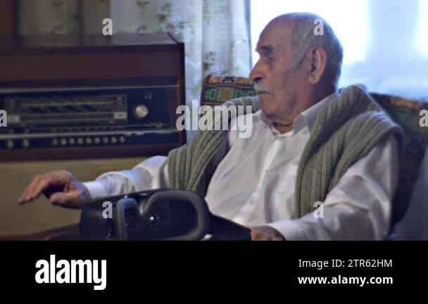 Old radiogram Stock Videos & Footage - HD and 4K Video Clips - Alamy
