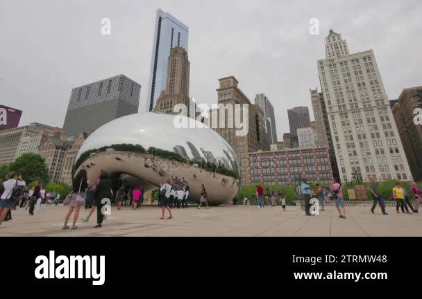 Tourists at the Chicago Bean Monument in Millennium Park. Crowds ...