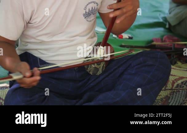 Fiddle string Stock Videos & Footage - HD and 4K Video Clips - Alamy
