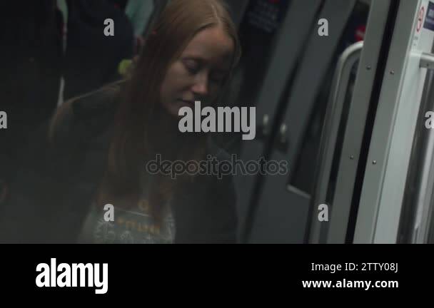 Үстел астында жыныстық қатынас және жалау