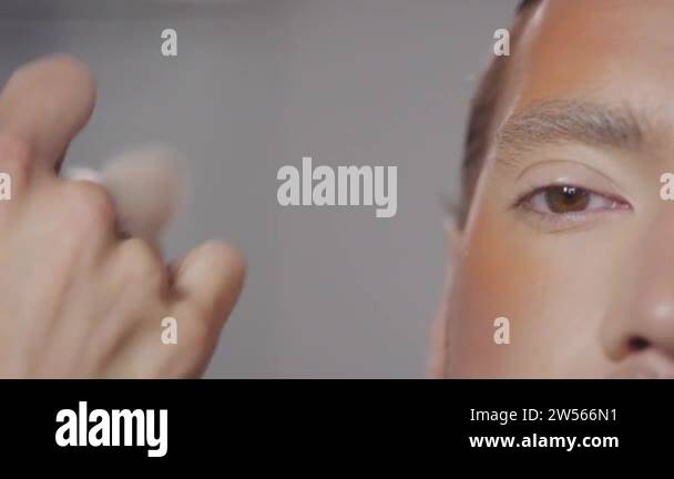 Teknik Blending Bronzer Untuk Garis Pipi Natural