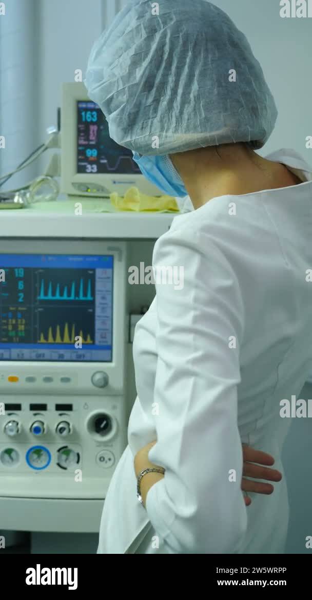 Female anesthesiologist operating monitor for monitoring lungs