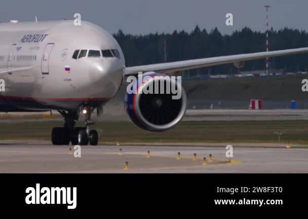 Boeing 777 front Stock Videos & Footage - HD and 4K Video Clips - Alamy