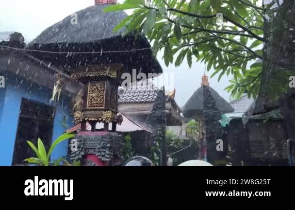 Balinese temples Stock Videos & Footage - HD and 4K Video Clips - Alamy
