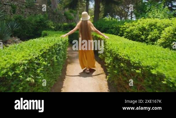 Maze pathway Stock Videos & Footage - HD and 4K Video Clips - Alamy