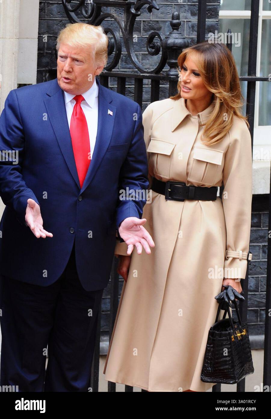Donald trump theresa handshake hi-res stock photography and images - Alamy