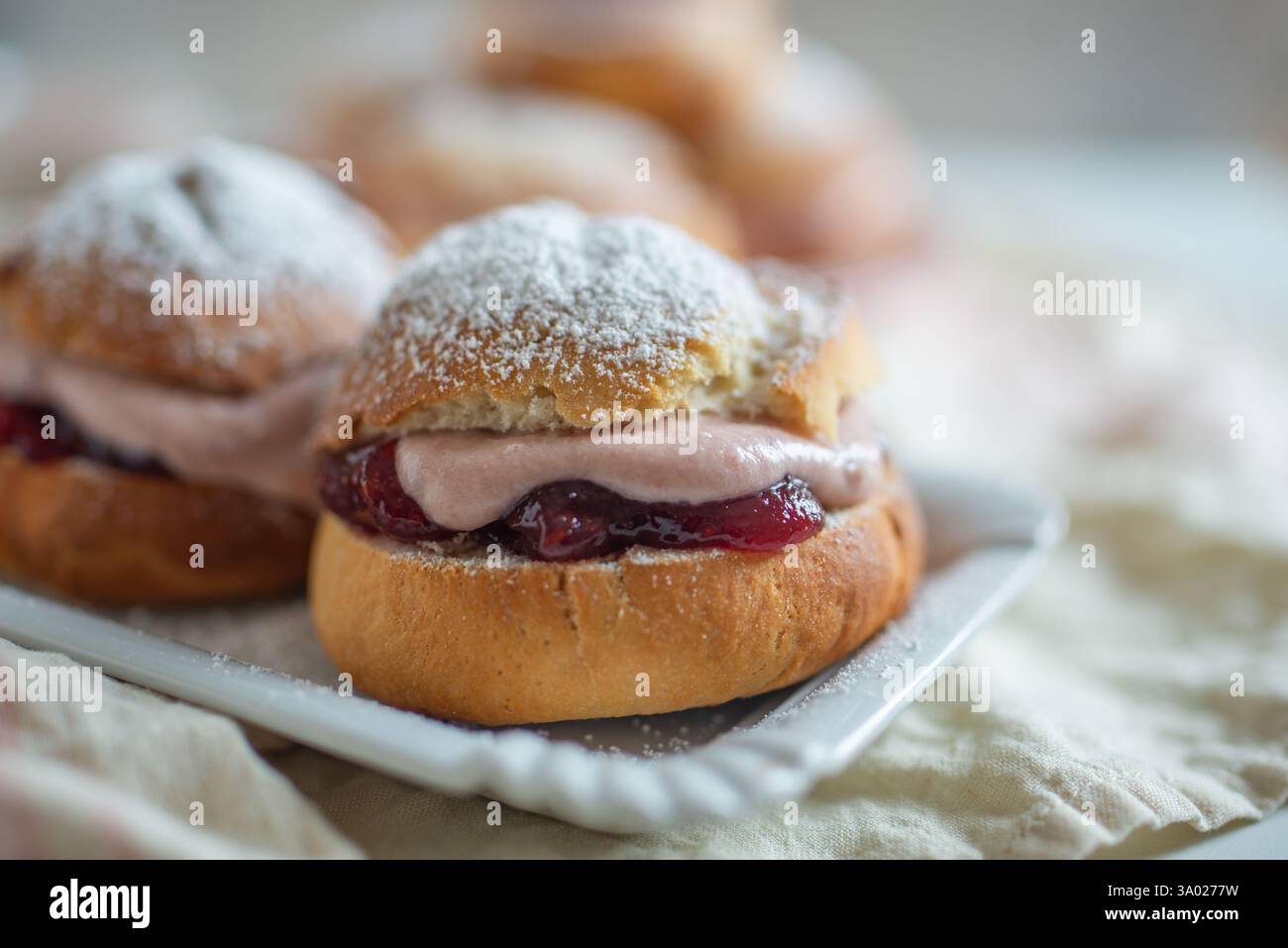 Krapfen Berliner Pfannkuchen Bismarck Donuts Stock Photo - Alamy