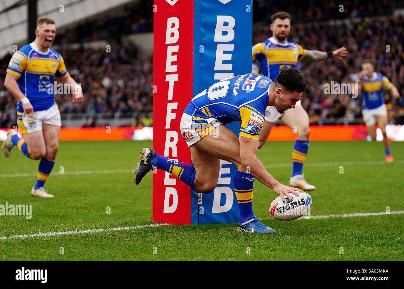 Leeds Rhinos' Jack Sinfield (centre) scores a try during the Betfred ...