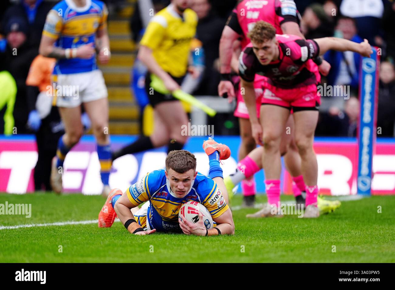 Leeds Rhinos' Ash Handley scores a try during the Betfred Super League ...