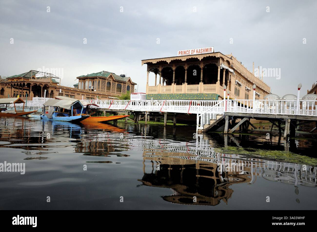 houseboats-in-dal-lake-srinagar-jammu-and-kashmir-india-asia-stock