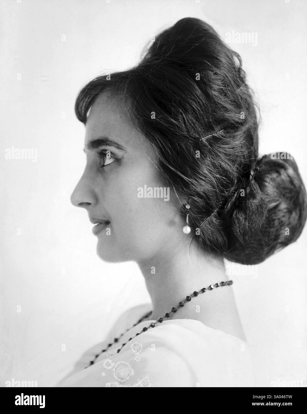 Asian historical dress Black and White Stock Photos & Images - Alamy