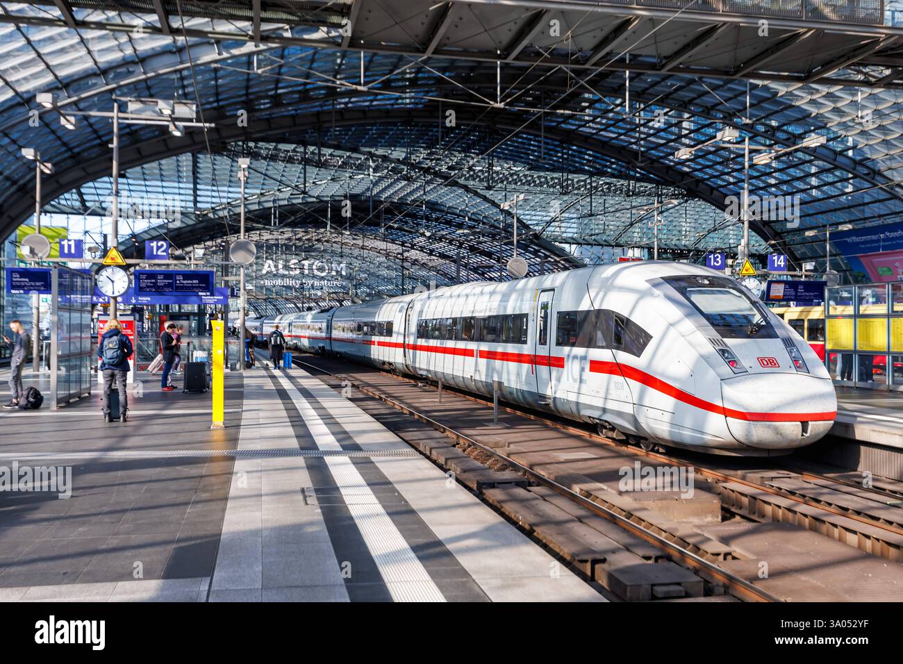 ICE 4 Zug der Deutsche Bahn DB im Hauptbahnhof in Berlin, Deutschland ...