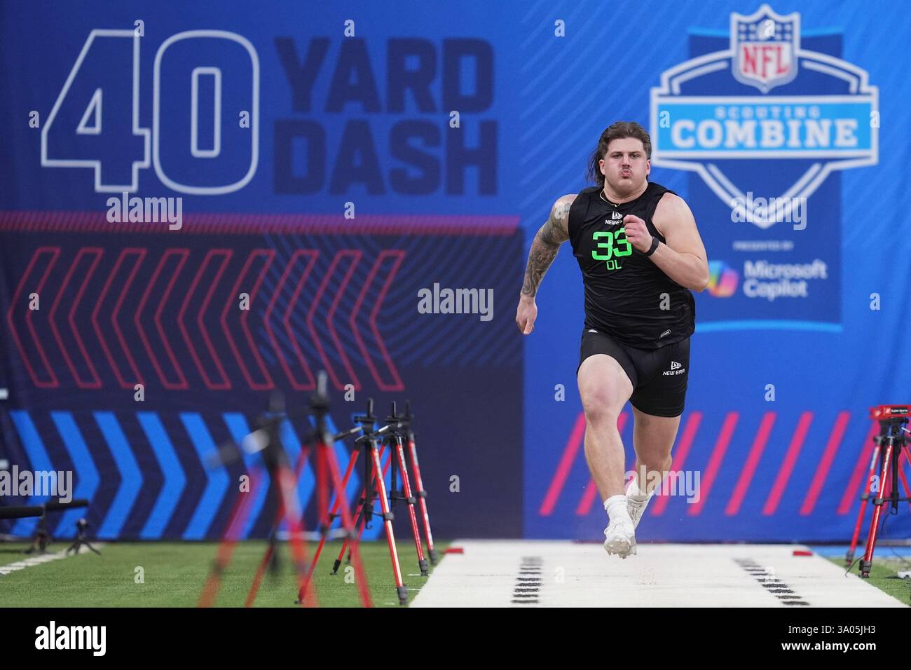 Georgia offensive lineman Tate Ratledge runs the 40-yard dash at the ...