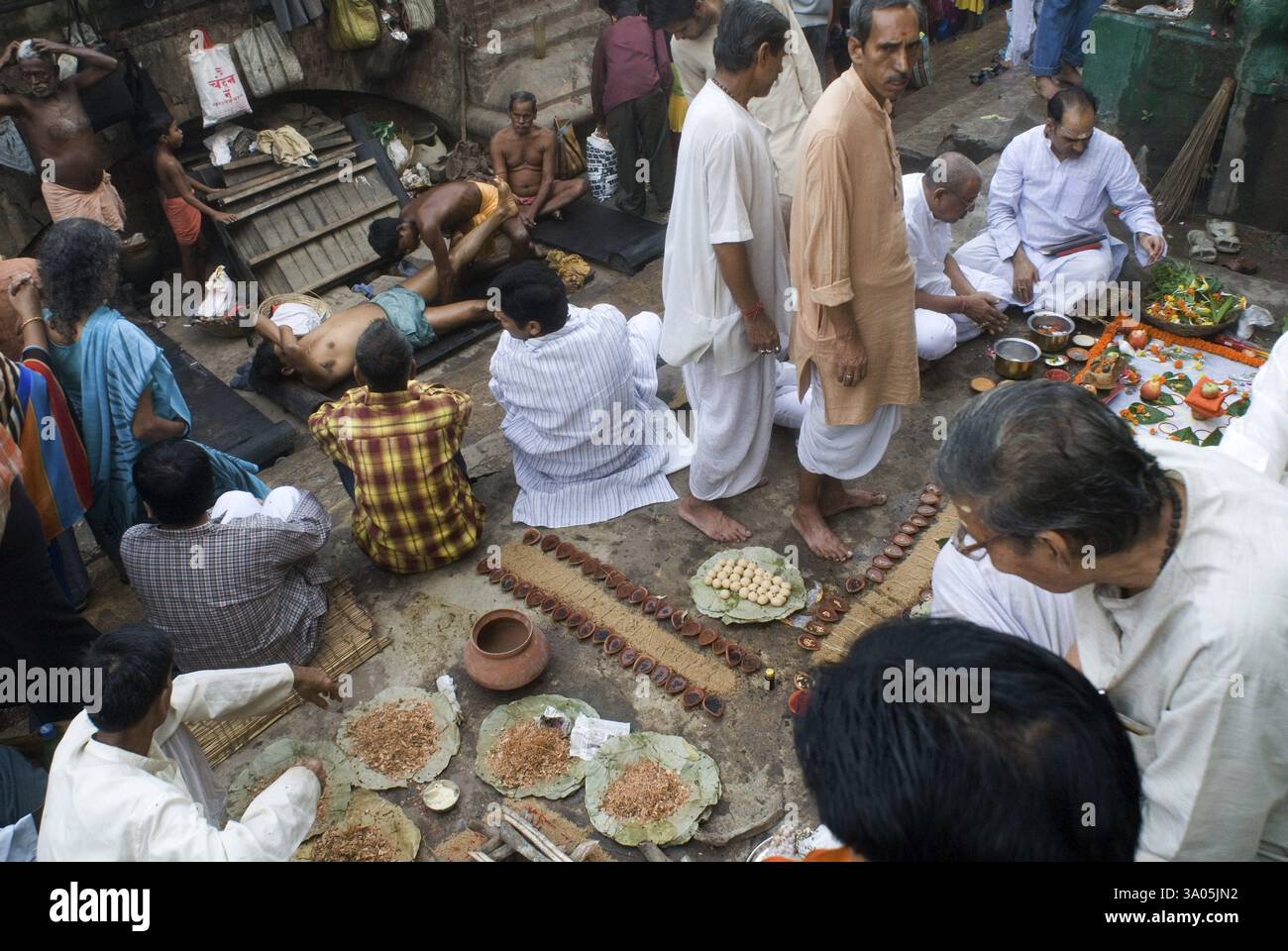 Hindu devotees performing rituals hi-res stock photography and images ...