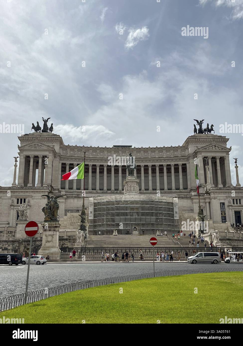 Monumental flags hi-res stock photography and images - Alamy
