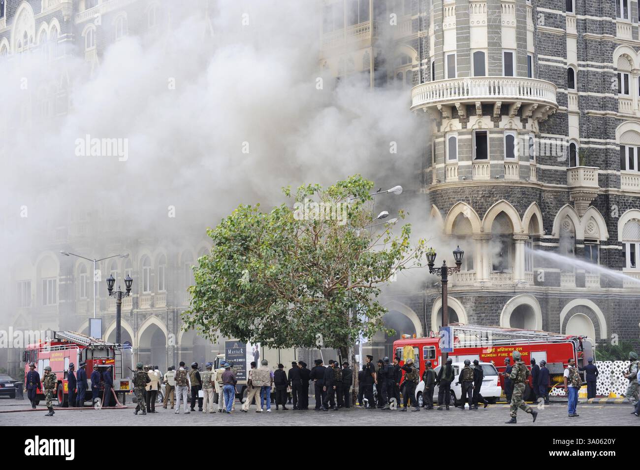 Fire Brigade trying extinguish fire wing Taj Mahal hotel, terrorist attack Deccan Mujahedeen 26th November 2008 in Bombay Stock Photo