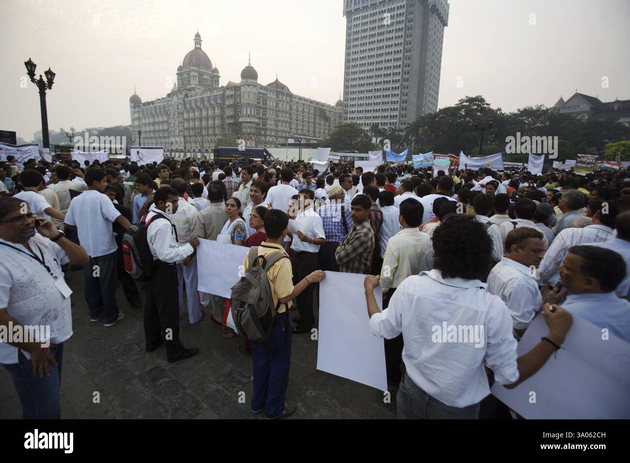 Thousands of Mumbaikars part in mass protest march at Gateway terrorist ...