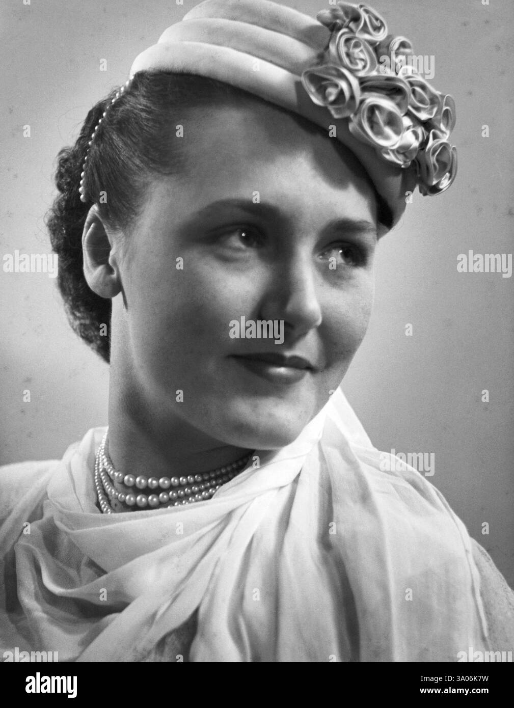 Indian woman portrait 1940s hi-res stock photography and images - Alamy