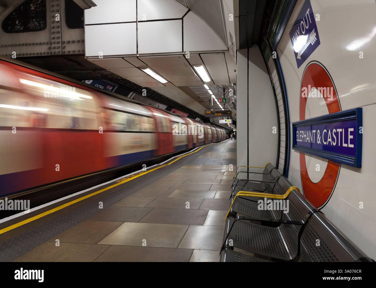London Underground 1995 stock Northern line train at Elephant and ...