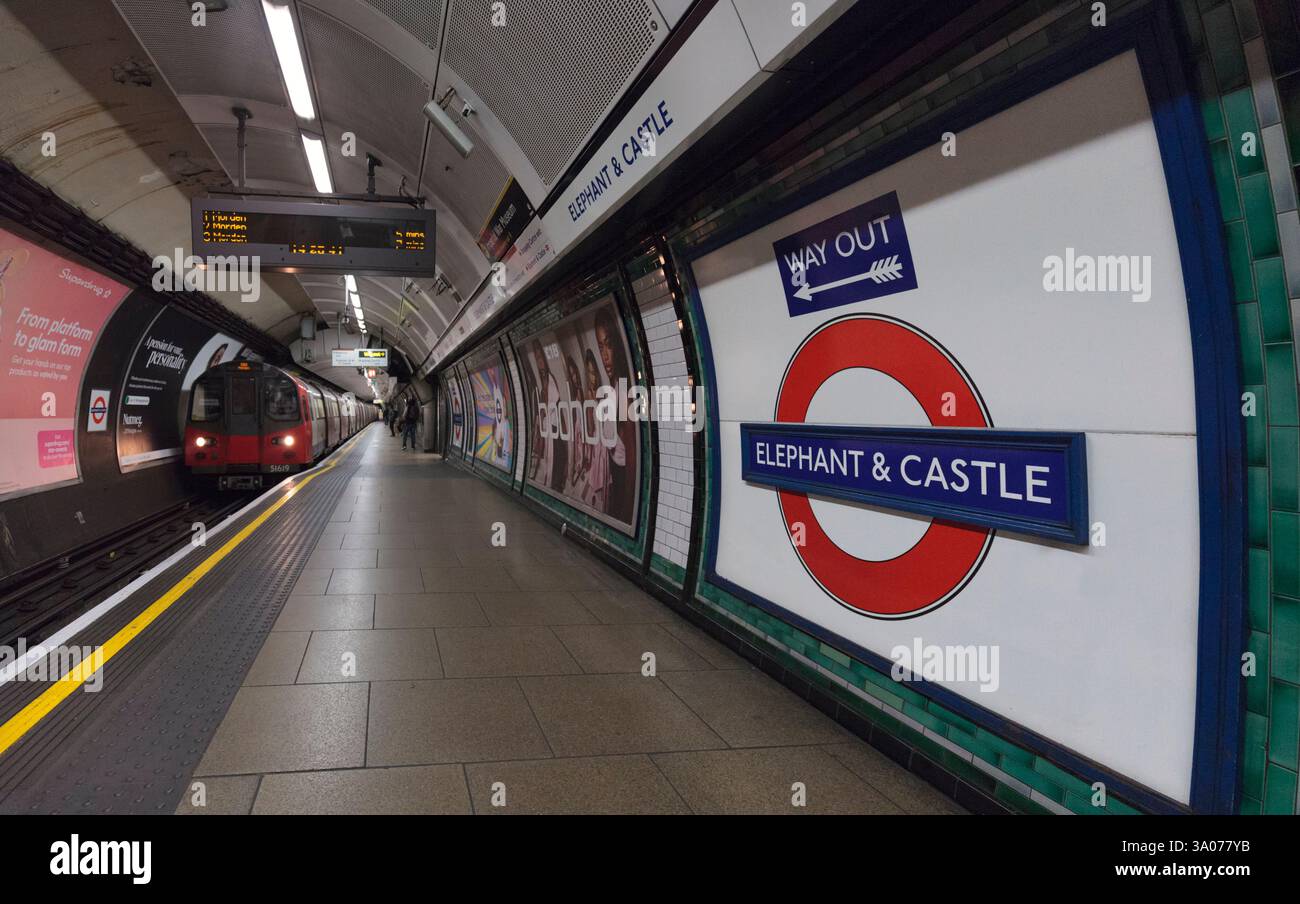 London Underground 1995 stock Northern line train at Elephant and ...