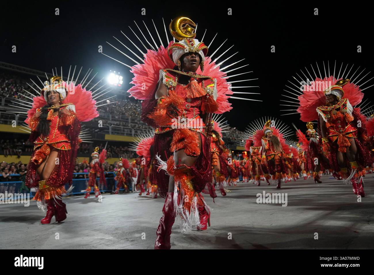 Performers from the Unidos de Padre Miguel samba school dance during ...