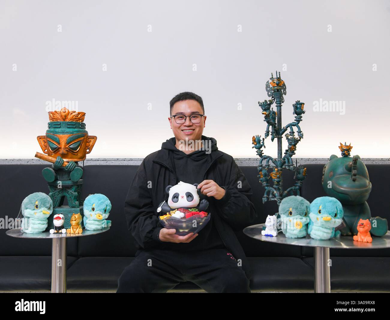 (250303) -- CHENGDU, March 3, 2025 (Xinhua) -- Zeng Zhou poses for ...
