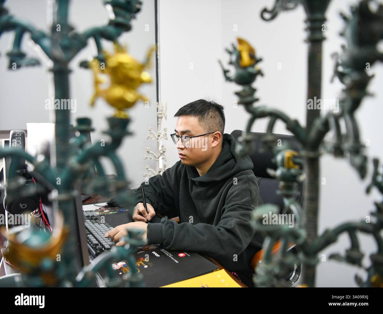 (250303) -- CHENGDU, March 3, 2025 (Xinhua) -- Zeng Zhou refines the ...