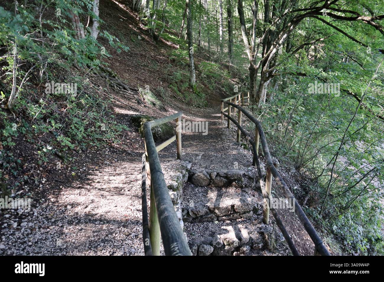 Sentiero sul fiume hi-res stock photography and images - Alamy