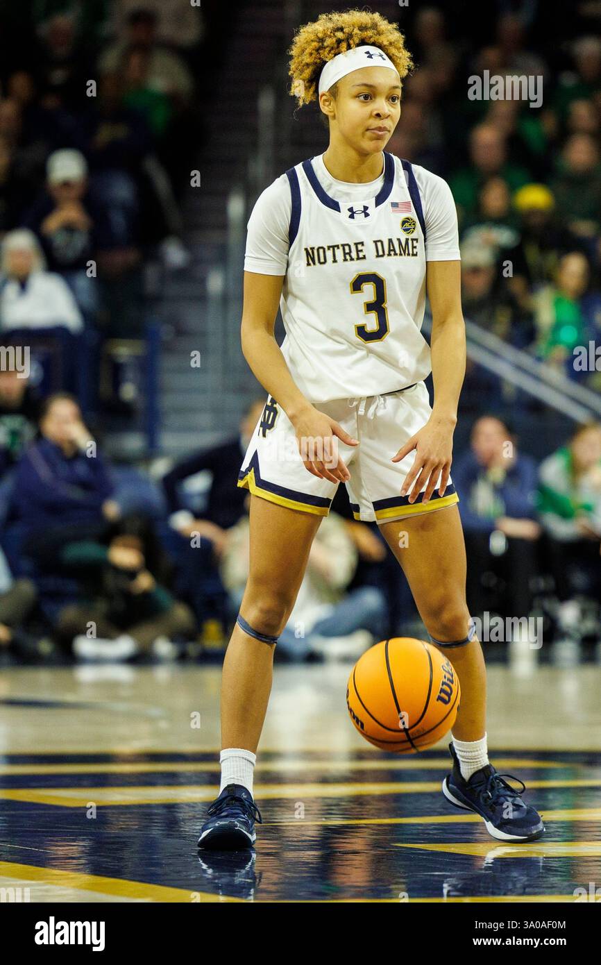 Notre Dame guard Hannah Hidalgo (3) advances the ball during the first