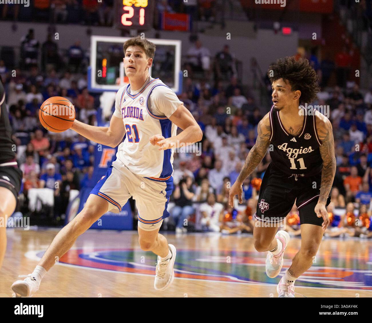 Florida forward Alex Condon (21) drives under pressure from Texas A&M ...
