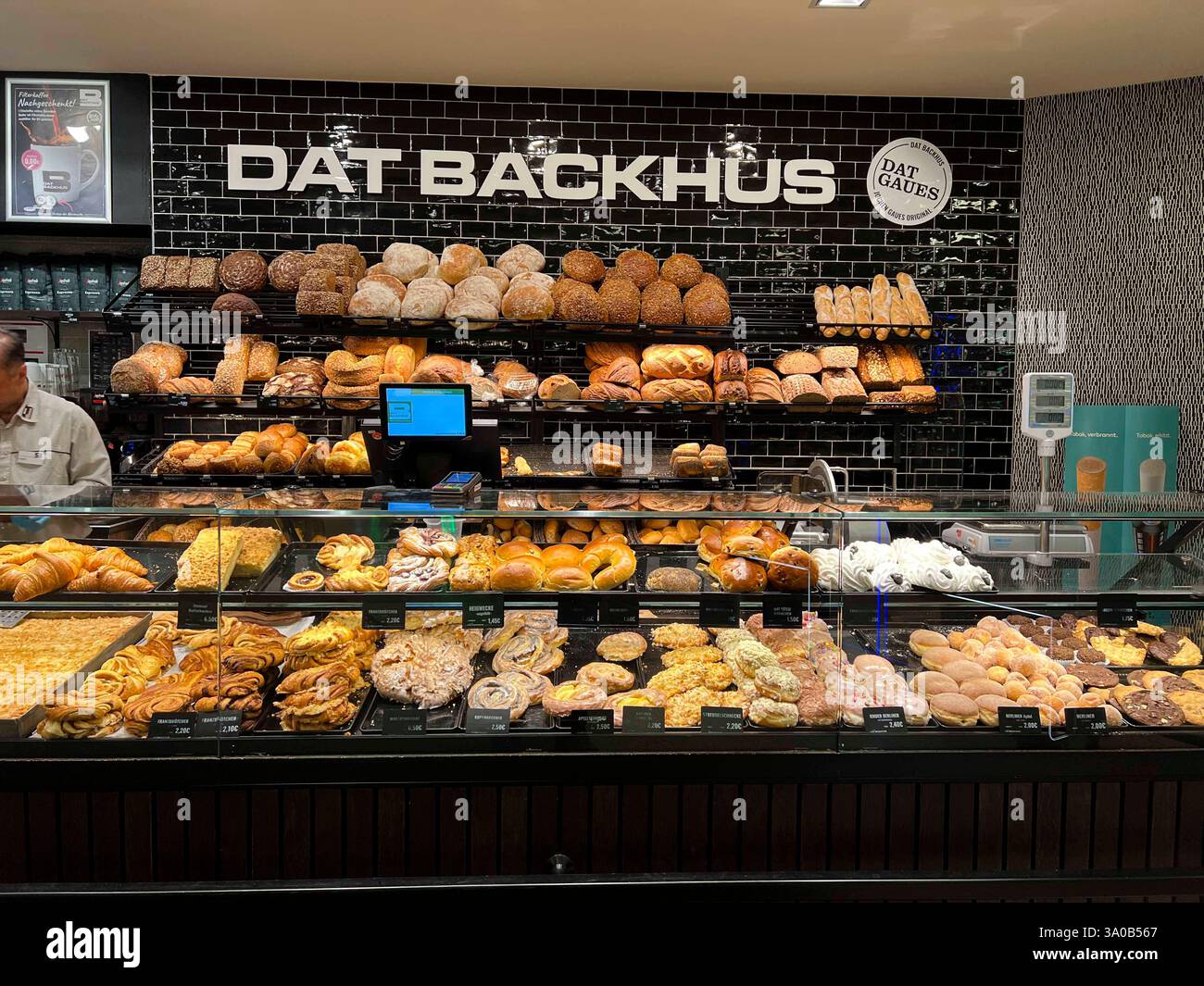 Diverse Sorten Brot Broetchen Snacks Feingebaeck Kuchen in der Auslage ...